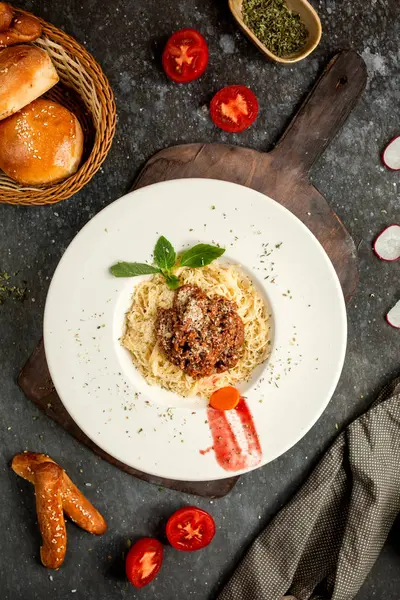 Espaguetis con salsa de carne espolvoreada con parmesano rallado —  Fotos de Stock