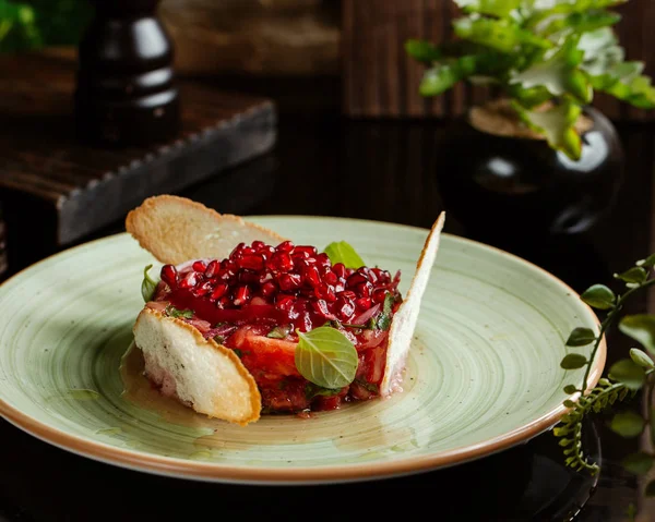 석류, 바질, 빵 껍질 로 칠 한 신선 한 야채 샐러드 — 스톡 사진