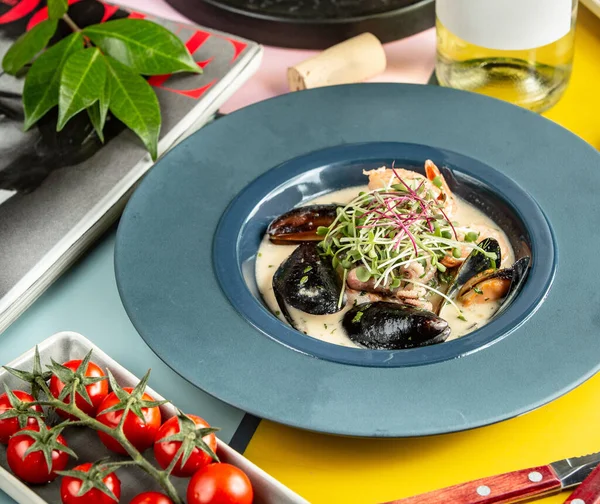 Creamy seafood sup dengan kerang, udang dan gurita kecil — Stok Foto