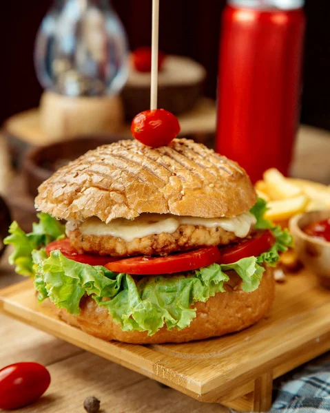 Курячий бургер з помідорами в хрусткому хлібі — стокове фото