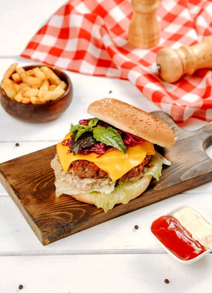 Świeży cheeseburger z warzywami na stole — Zdjęcie stockowe