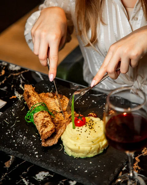 여자가 와인 과 함께 음식을 먹고 — 스톡 사진