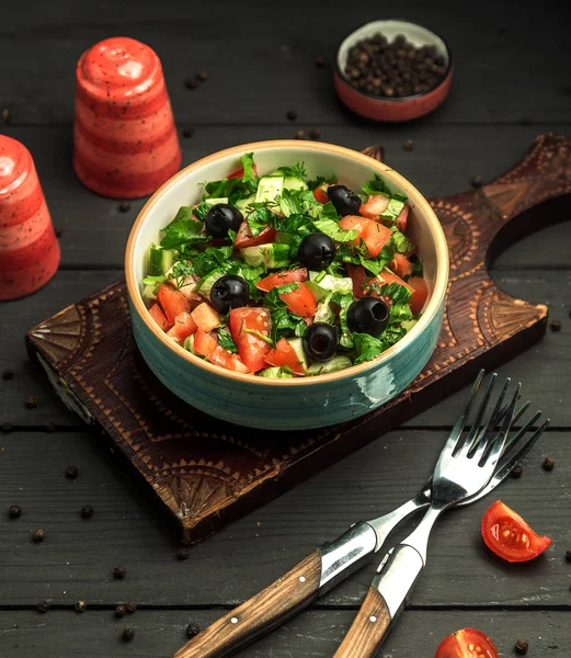 Kom Griekse salade met olijf, komkommer, tomaat en kruiden — Stockfoto