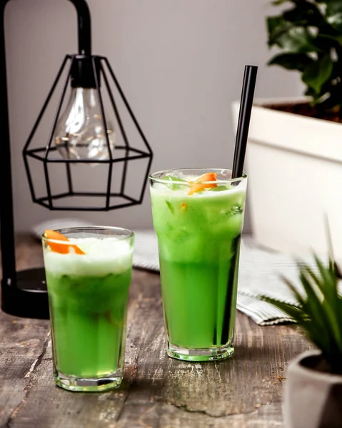 Домашний зеленый чай со льдом с трубой — стоковое фото