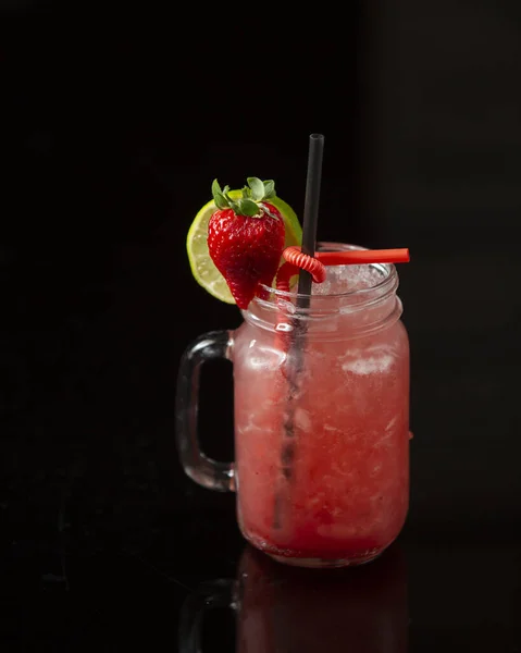 Cocktail aux fraises avec glace rasée et garni de lime et fraise — Photo
