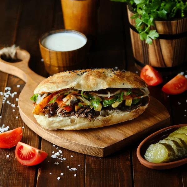Tahtadaki ekmeğin içinde et donörü