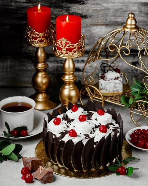 Pastel de chocolate en la mesa — Foto de Stock