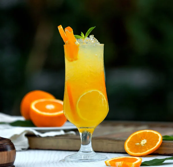Cocktail all'arancia con ghiaccio e mosche arancioni — Foto Stock