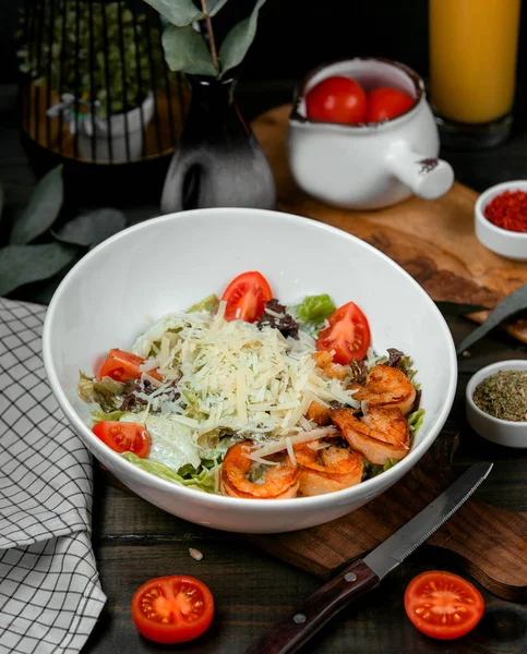 튀긴 새우와 토마토와 함께 카이사르 샐러드 — 스톡 사진
