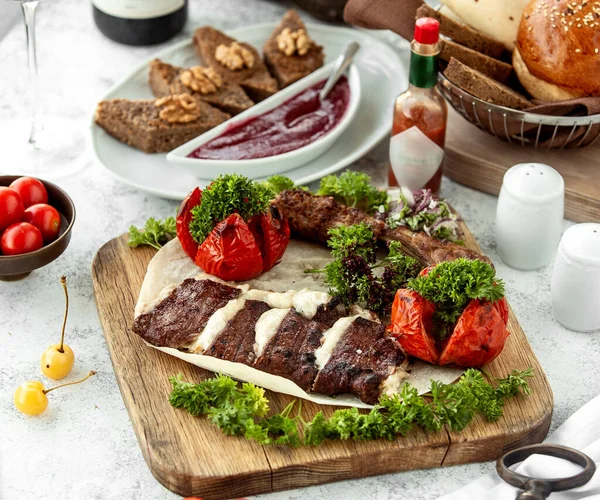 Kuzu Kebablı Kebap Tabağı Kızarmış Domates Kebabı — Stok fotoğraf