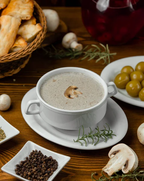 Kopje cappuccino in de schotel — Stockfoto