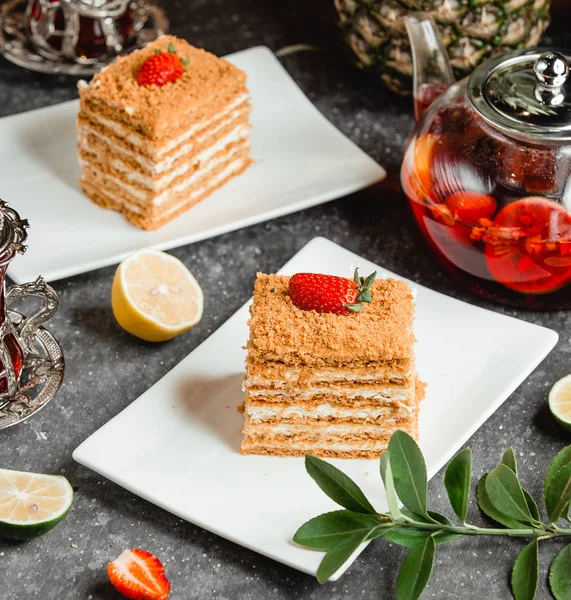Медовый торт с клубникой на белой тарелке — стоковое фото
