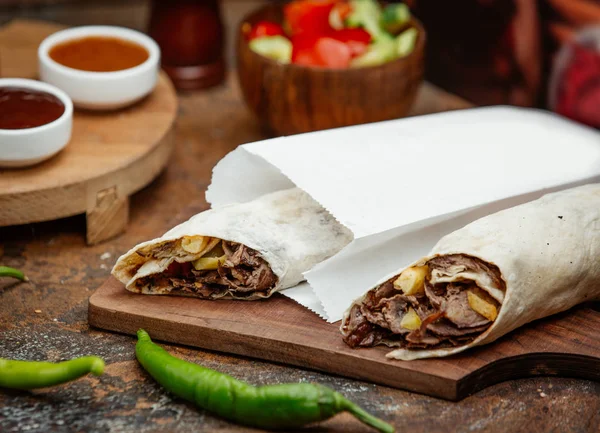 Carnicero en lavash sobre tabla de madera —  Fotos de Stock