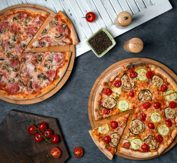 蘑菇披萨、西红柿披萨、西葫芦和茄子披萨 — 免费的图库照片