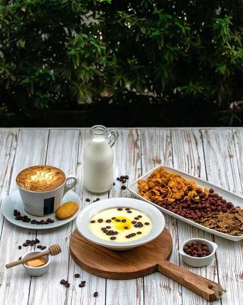 Чашку кофе с молоком и десертом — стоковое фото