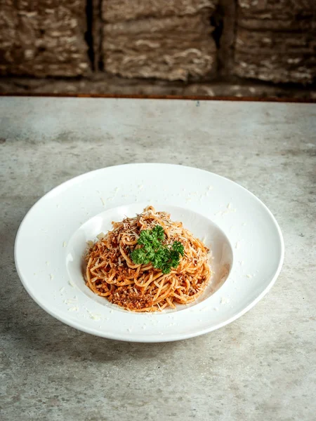 Spaghete cu carne tocată și ierburi — Fotografie, imagine de stoc