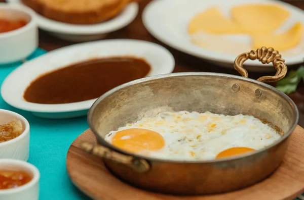 Zbliżenie słonecznej stronie jajka w tureckich miedzianych patelniach na śniadanie — Zdjęcie stockowe