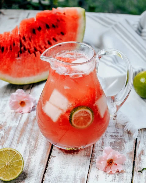 Wassermelone frisch mit Limette auf dem Tisch — Stockfoto