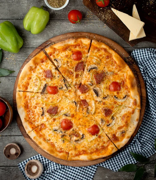 Pizza crujiente con salchichas y champiñones — Foto de Stock