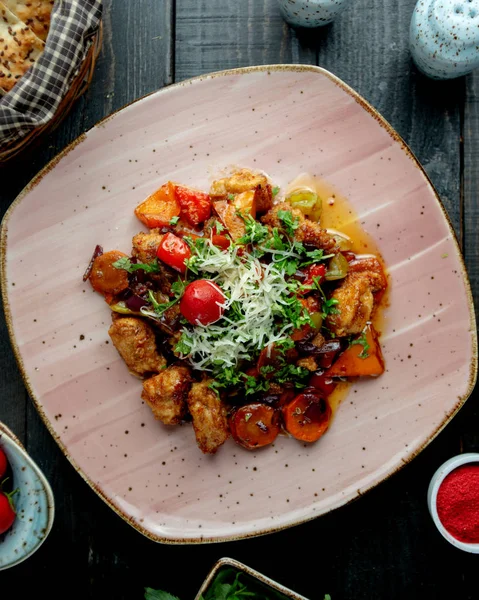 Estofado de pollo con verduras adornadas con hierbas parmesano y tomate — Foto de Stock