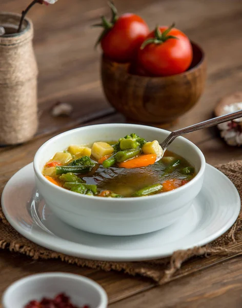 Minestrone soep op tafel — Stockfoto