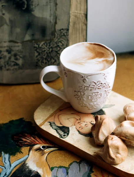 Une tasse de cappuccino avec des biscuits — Photo