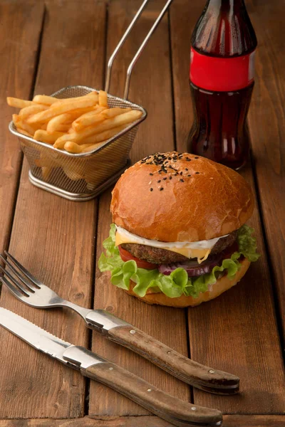 Liten biffburgare med rödlök, tomat, ost, majonnäs, sallad och pommes frites — Stockfoto