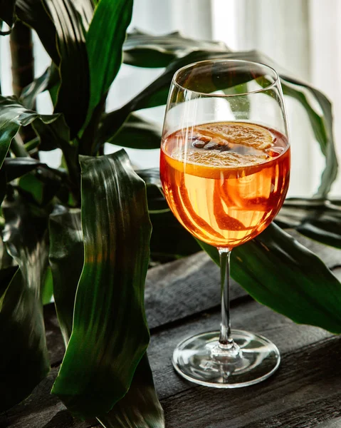 Una copa de cóctel naranja frente a la ventana — Foto de Stock