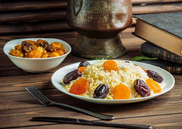 Plate of azerbaijani pilaf rice served with dried fruits and roasted beef — Stock Photo, Image