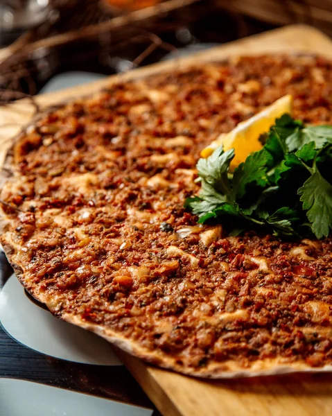 Limonlu ve maydanozlu Türk pizzası.