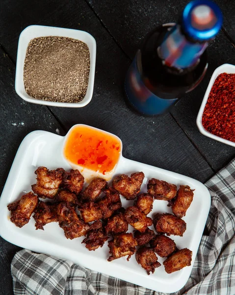 Pivo a pečené maso se sladkou chilli omáčkou — Stock fotografie