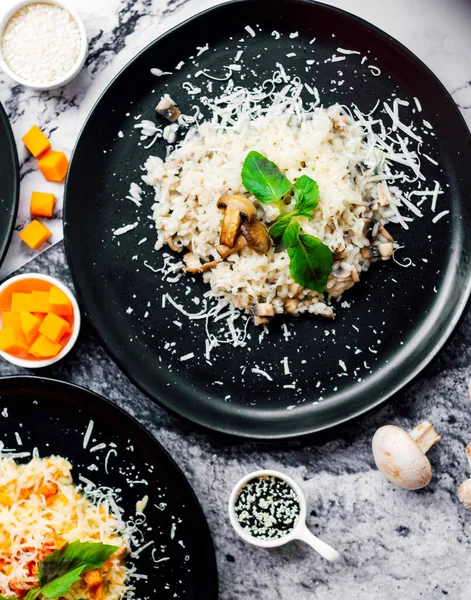 Setas fritas cubiertas con queso picado — Foto de Stock