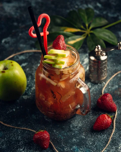 Jugo de fruta con kiwi y manzana en jarra de albañil —  Fotos de Stock