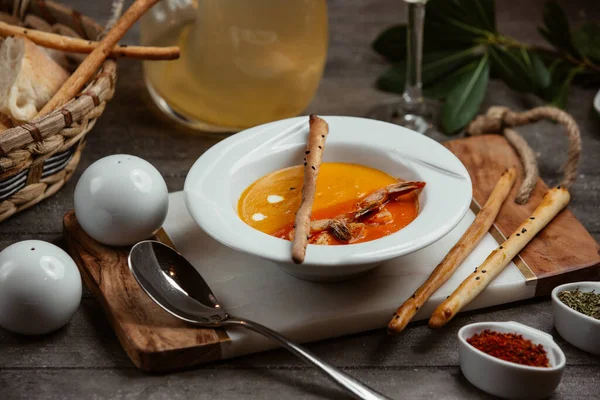 Сочевичний суп, поданий з хлібними паличками — стокове фото