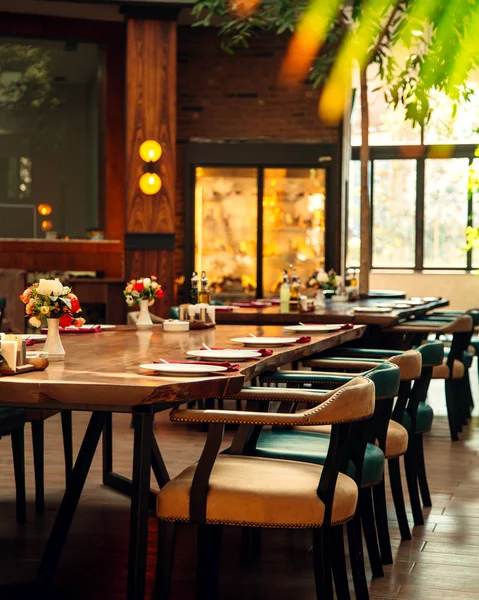 Étterem terem bőr székekkel és fa asztal — Stock Fotó