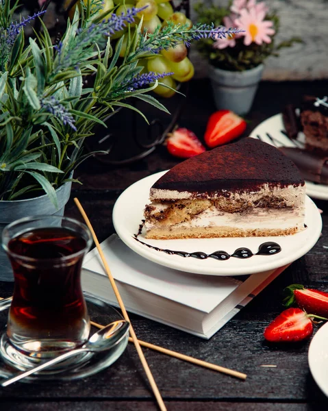 Шоколадний торт на столі — стокове фото