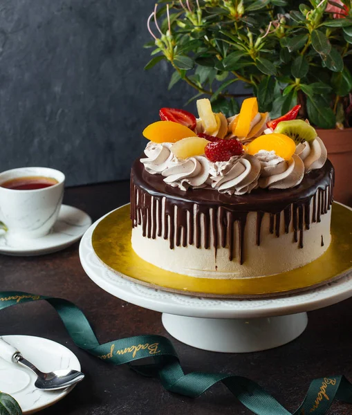 クリームとフルーツを使ったチョコレートケーキ — ストック写真