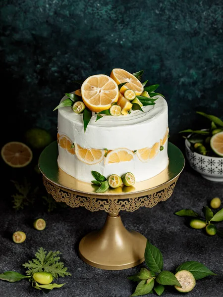 Round cake decorated with white cream, lemon and mint leaves — Stock Photo, Image