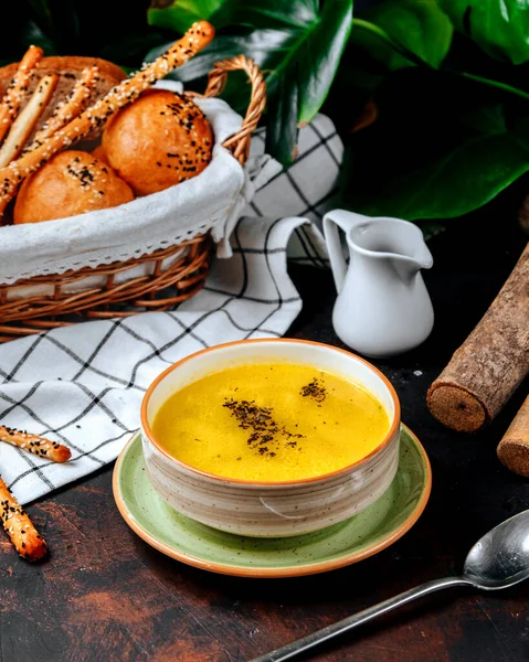 Чечевичный суп на столе — стоковое фото