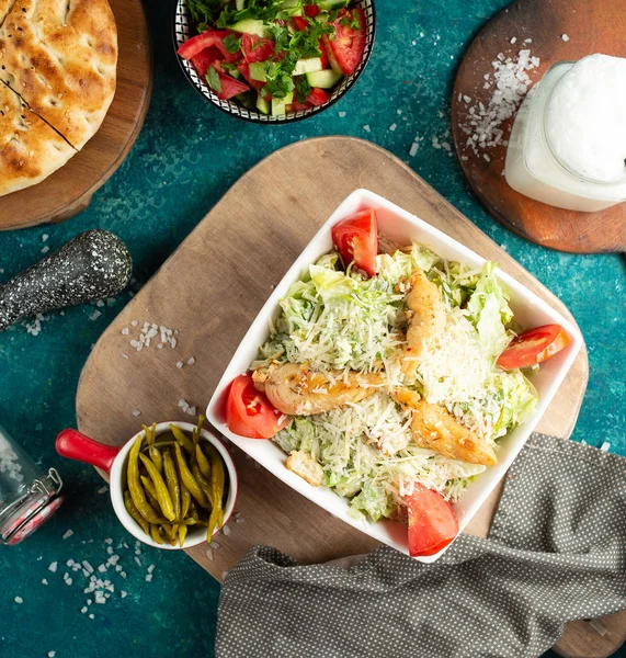 Salada de frango césar na mesa — Fotografia de Stock