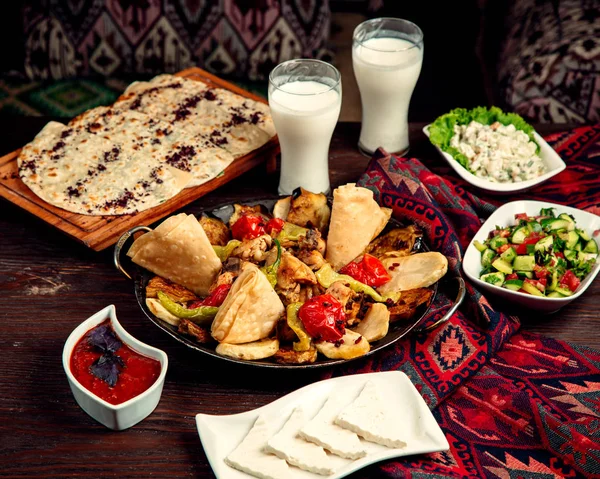 Sadj avec salade de berger et verres d'ayran — Photo