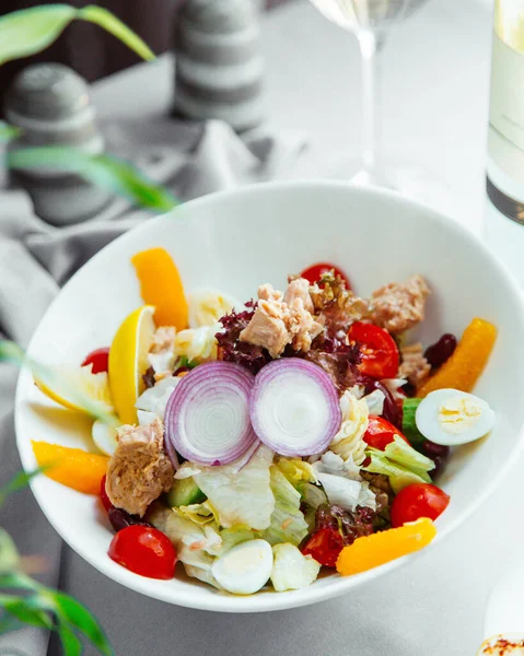 Thunfischsalat mit Salat Paprika Tomaten und Zitrone — Stockfoto