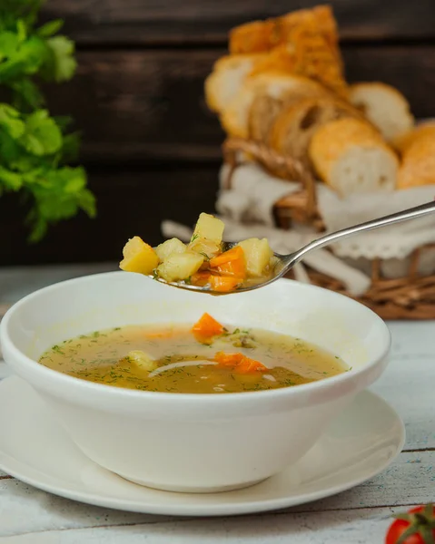 Nahaufnahme Von Löffel Mit Hühnersuppe Mit Gemüse Und Dill — Stockfoto