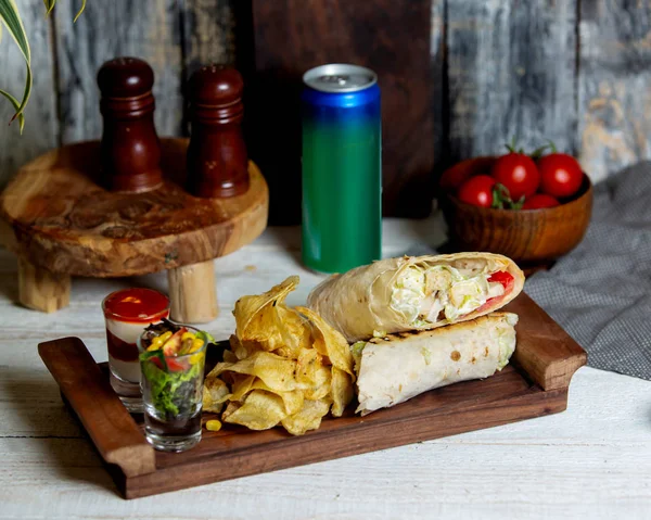 Rolo César Lavash Servido Com Batatas Fritas Molhos — Fotografia de Stock