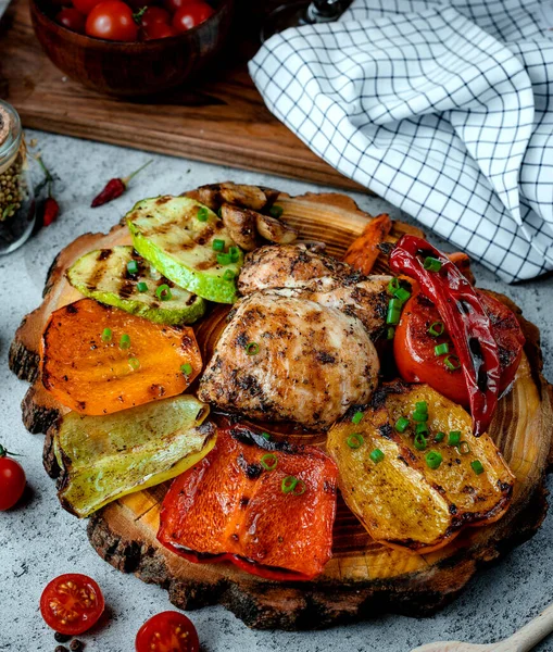 Poitrine de poulet frit aux légumes — Photo