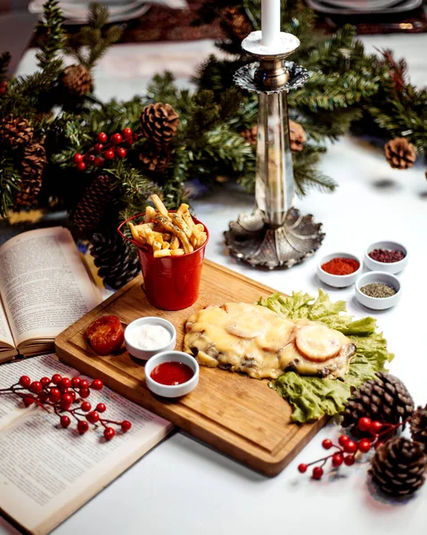 Gebratenes Fleisch garniert mit geschmolzenem Käse und Pilzen — Stockfoto