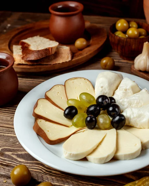 Cheese plate on the table _ — Stock Photo, Image