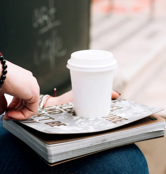 O ceașcă de cafea și notepad — Fotografie de stoc gratuită