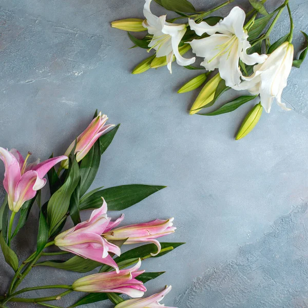 Különböző virágok vannak az asztalon. — Stock Fotó