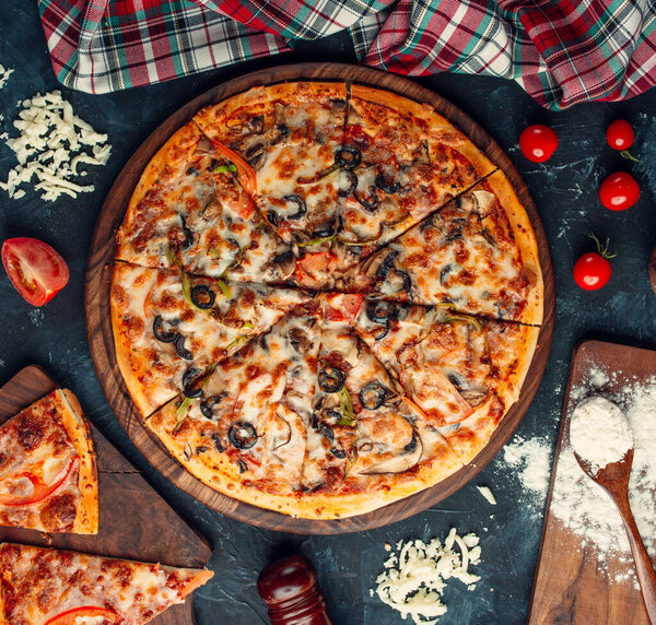Vegeterian pizza with bell pepper, olive, mushroom, tomato and cheese